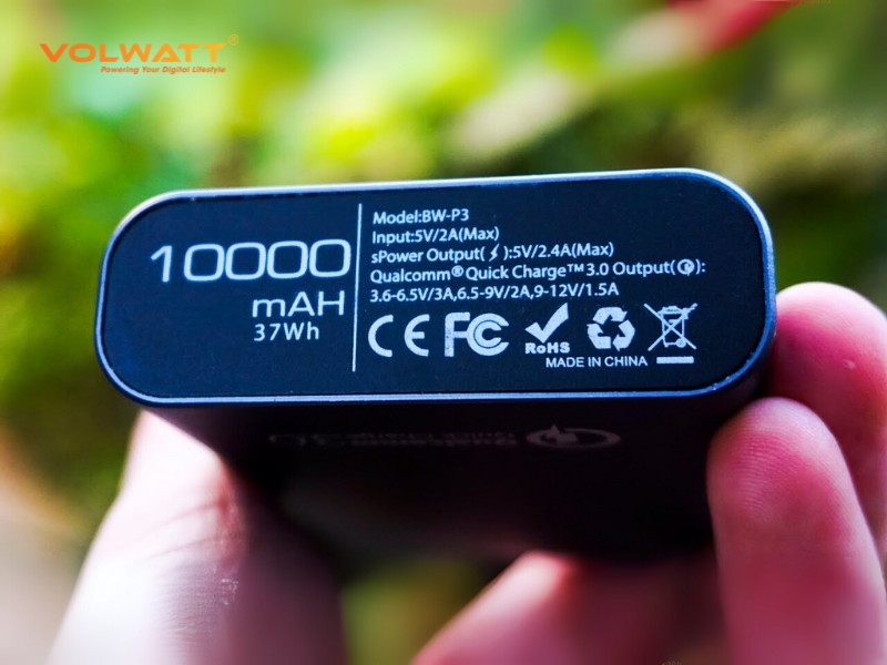 Dung lượng (mAh) là mức dung lượng sạc dự phòng có thể lưu trữ.