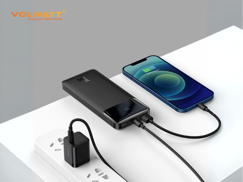 Không nên vừa sạc vừa xả sạc dự phòng