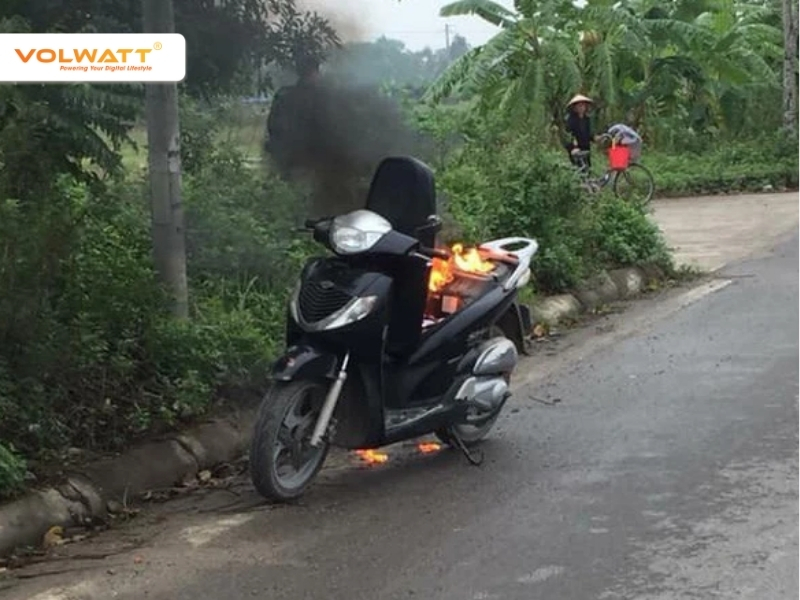 Không bỏ sạc dự phòng vào cốp xe để hạn chế cháy nổ