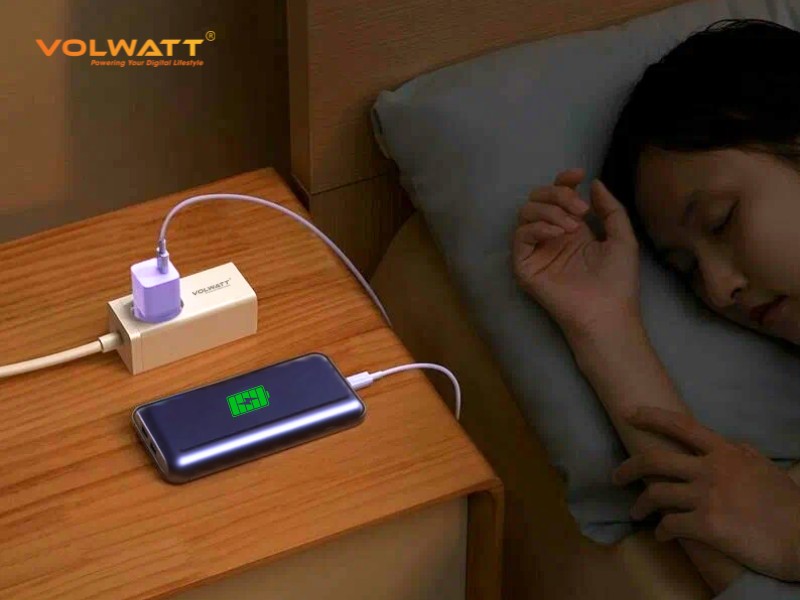 Bạn nên tránh sạc pin dự phòng qua đêm để bảo vệ tuổi thọ pin