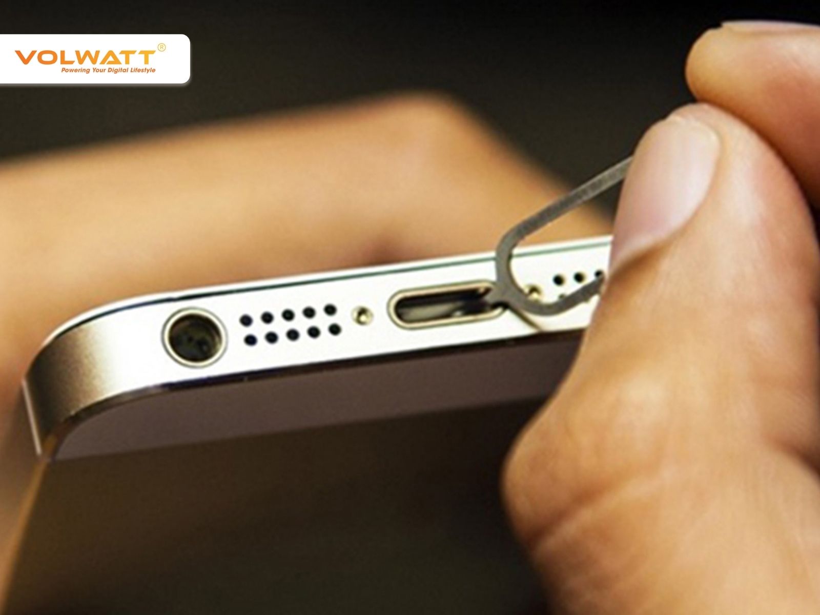 Dùng khe chọc SIM khều các mảng bám cứng đầu ra ngoài trong cổng sạc