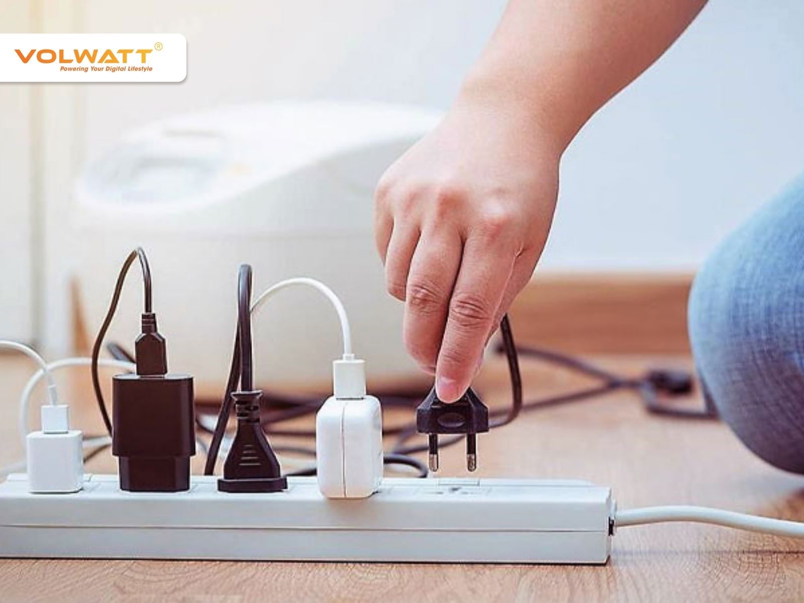 Ngắt nguồn điện và tháp củ sạc ra khỏi ổ trước khi bắt đầu sửa chữa 