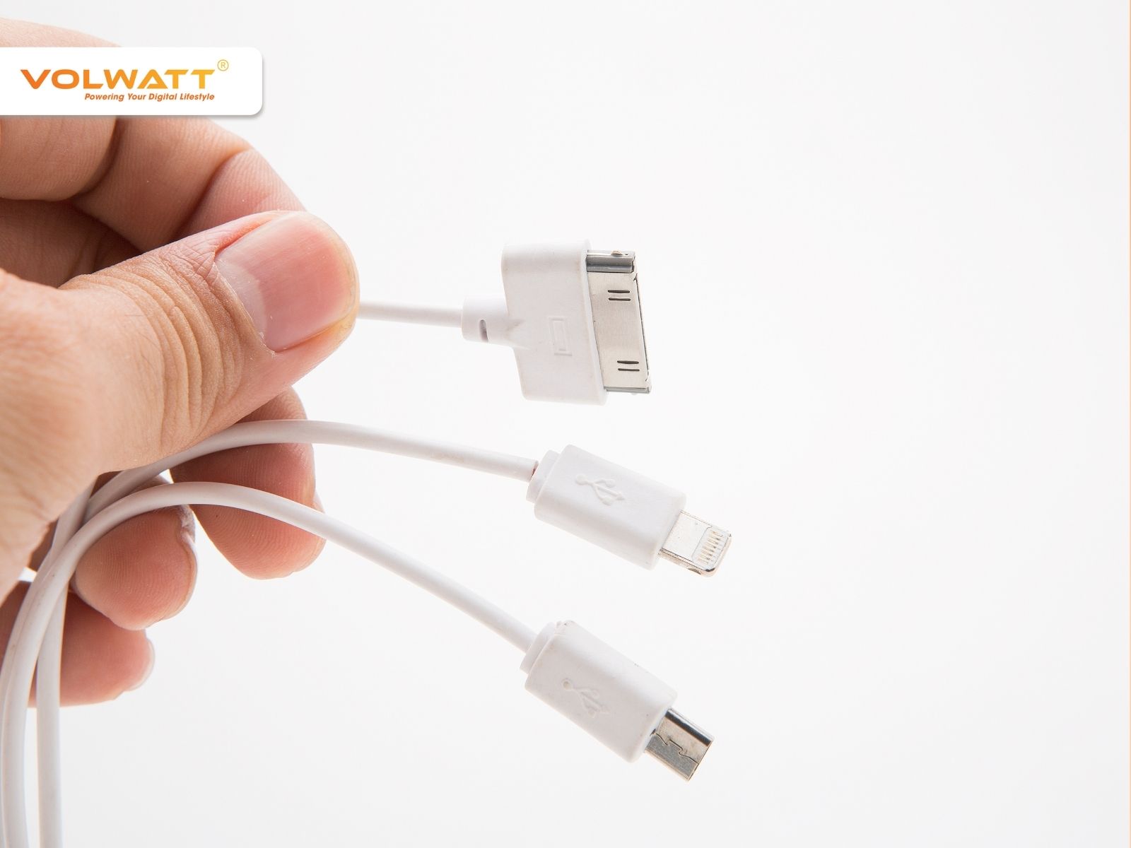 <em>Ngắt dây sạc khỏi ổ điện để tránh nguy cơ chập điện</em>