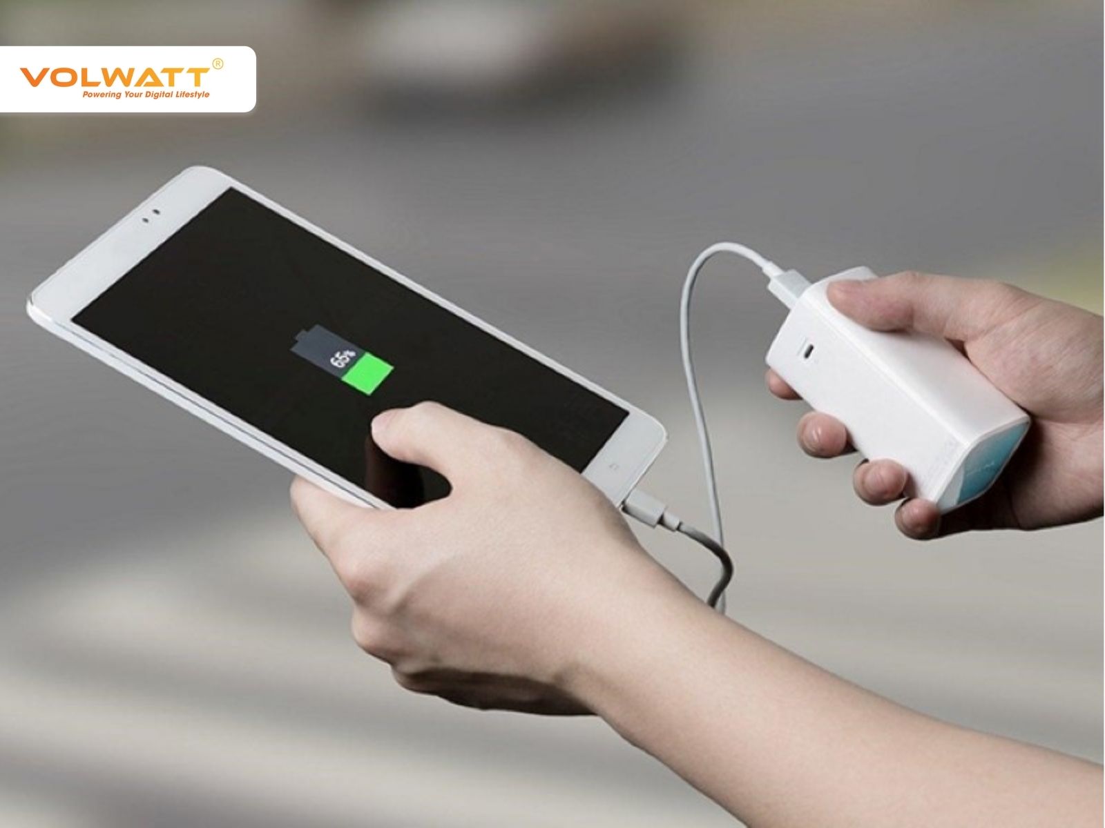 Kiểm tra lại cổng sạc nếu sạc pin dự phòng mãi không đầy