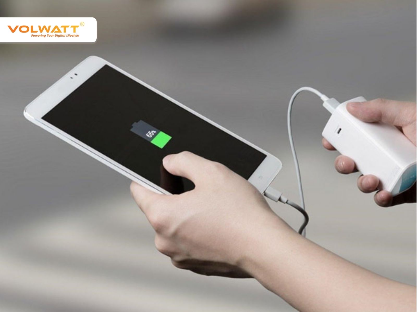 Không nên sạc điện thoại bằng sạc dự phòng qua đêm