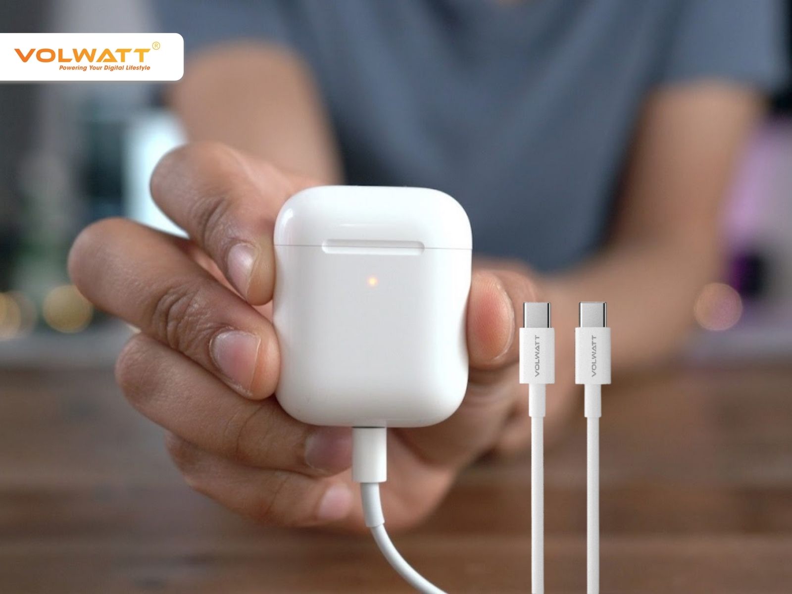Khi sạc hộp Airpods cần bỏ tai nghe vào trong hộp