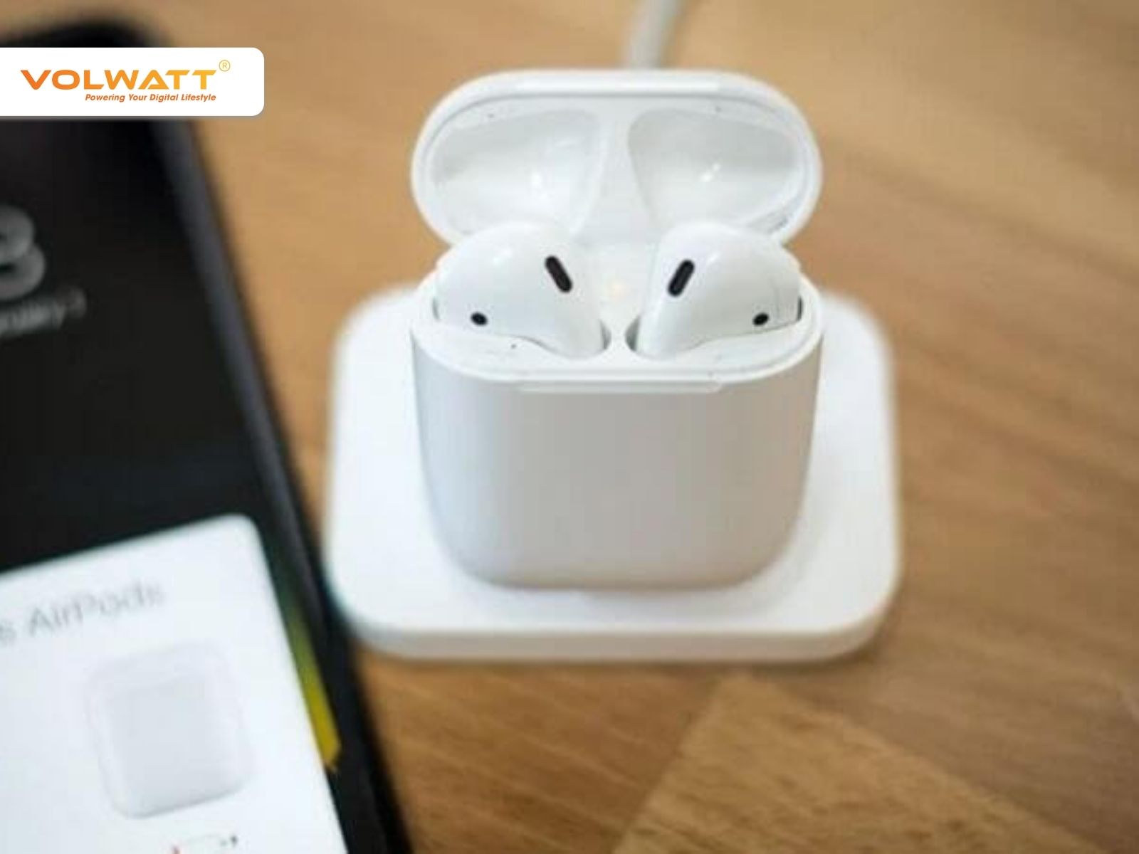 Đặt tai nghe AirPods vào hộp sạc đảm bảo tai nghe được đặt đúng vị trí trong hộp sạc