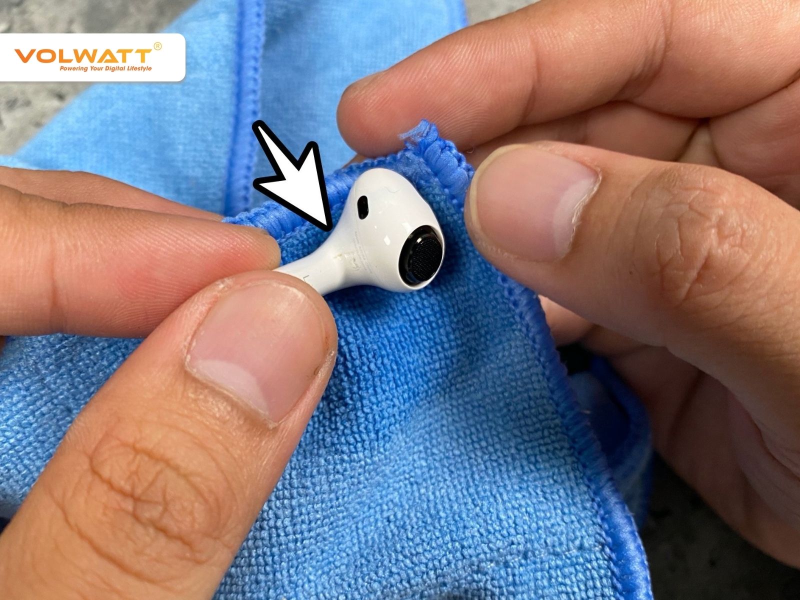 Vệ sinh tai nghe và hộp sạc thường xuyên để không làm hỏng thiết bị