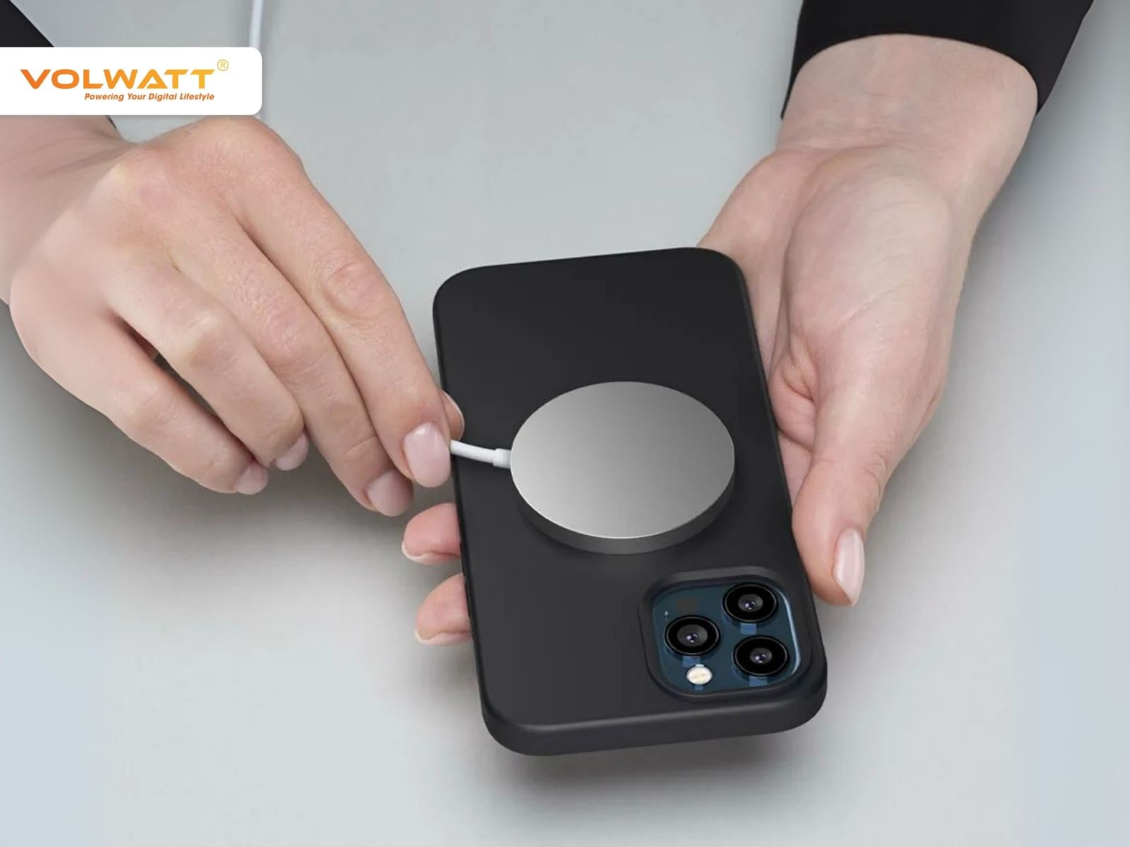 Đưa mặt sạc MagSafe tiếp xúc với mặt lưng của iPhone để sạc