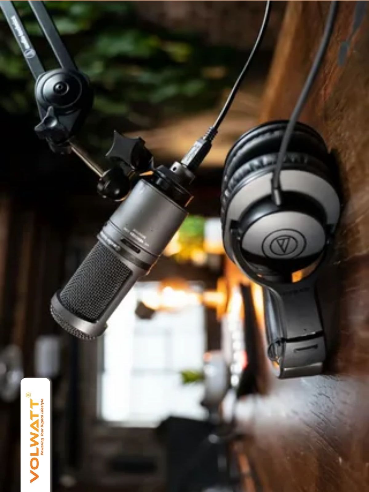 Tai nghe kiểm âm là thiết bị chuyên dùng trong phòng thu âm