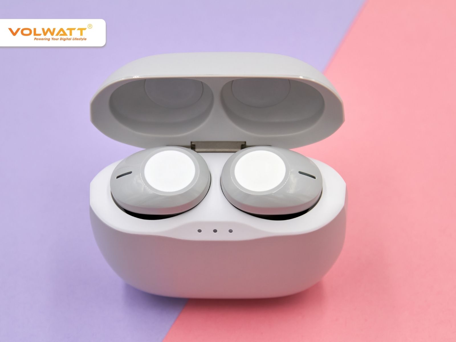 Sạc hộp tai nghe có cần bỏ tai nghe vào không?