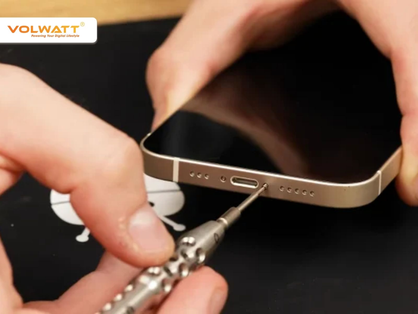 Cổng Type-C thoáng có thể dùng nhíp nhỏ gắp dị vật ra