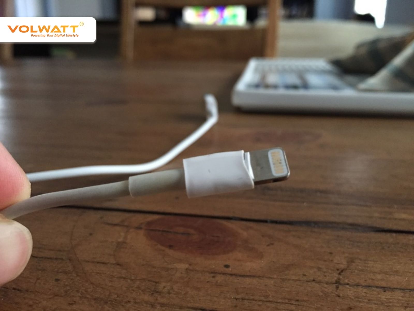 Củ sạc hoặc dây cáp bị biến dạng, phồng rộp, hở lõi