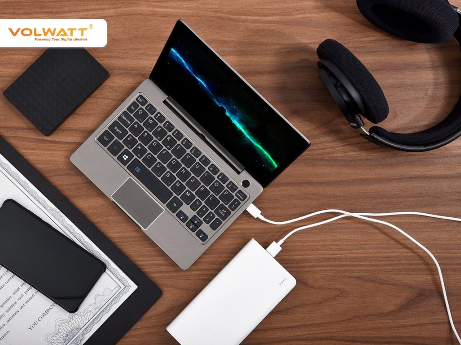 Sạc qua laptop giúp bạn chữa cháy khi thiếu ổ điện hoặc quên sạc