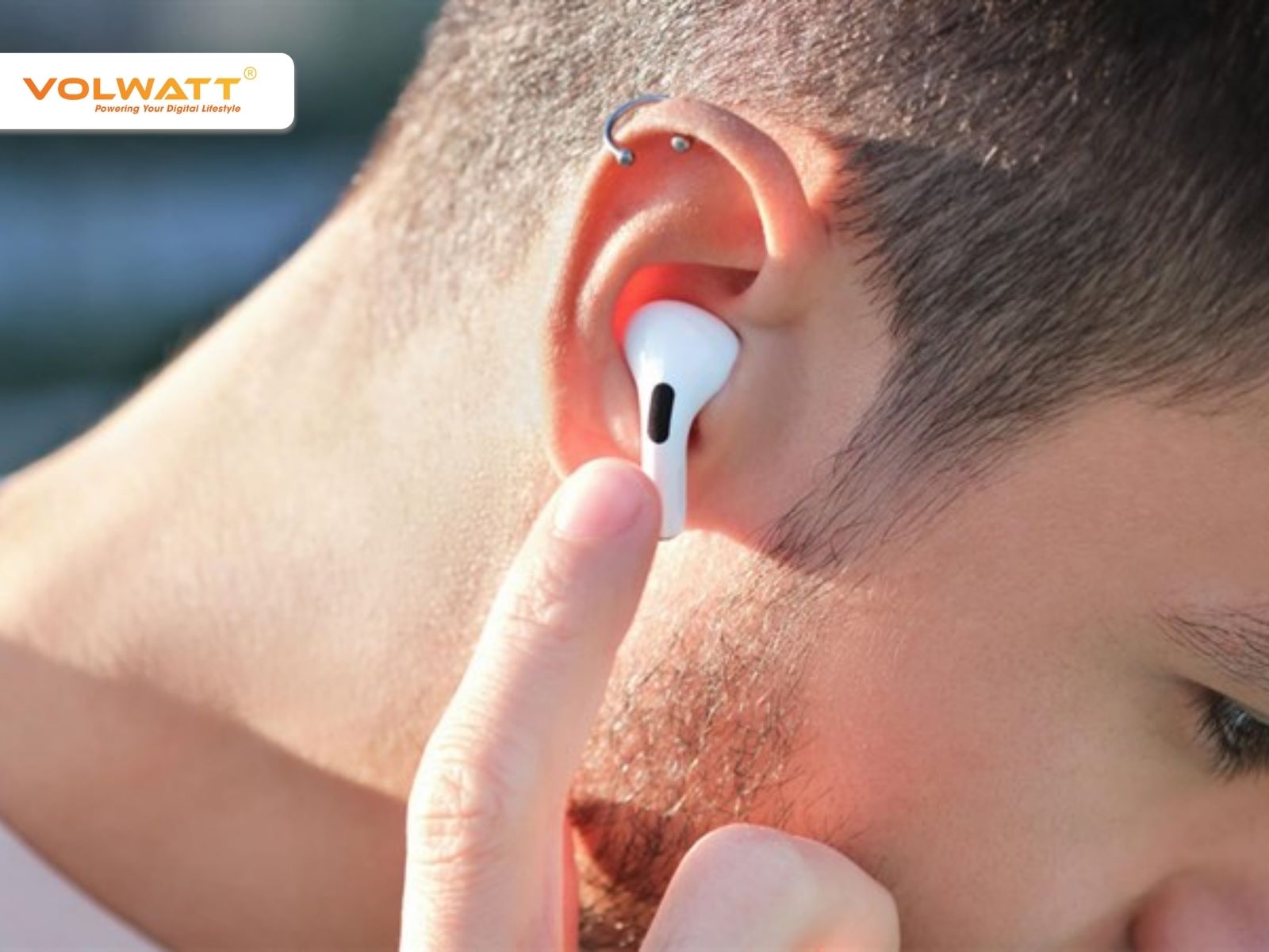 Đặt Earbuds nhẹ ở ngoài ống tai để nghe thoải mái hơn.