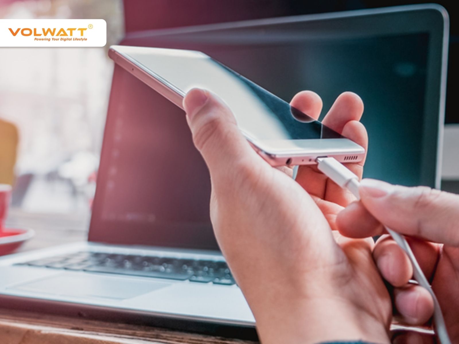 Vệ sinh cổng sạc bằng dụng cụ khô tránh dùng vật nhọn hay khăn ướt