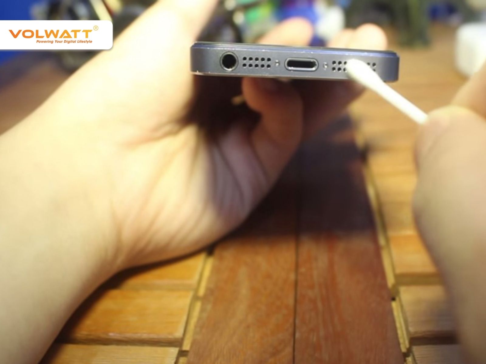 Vệ sinh cổng sạc để khắc phục lỗi không vào điện