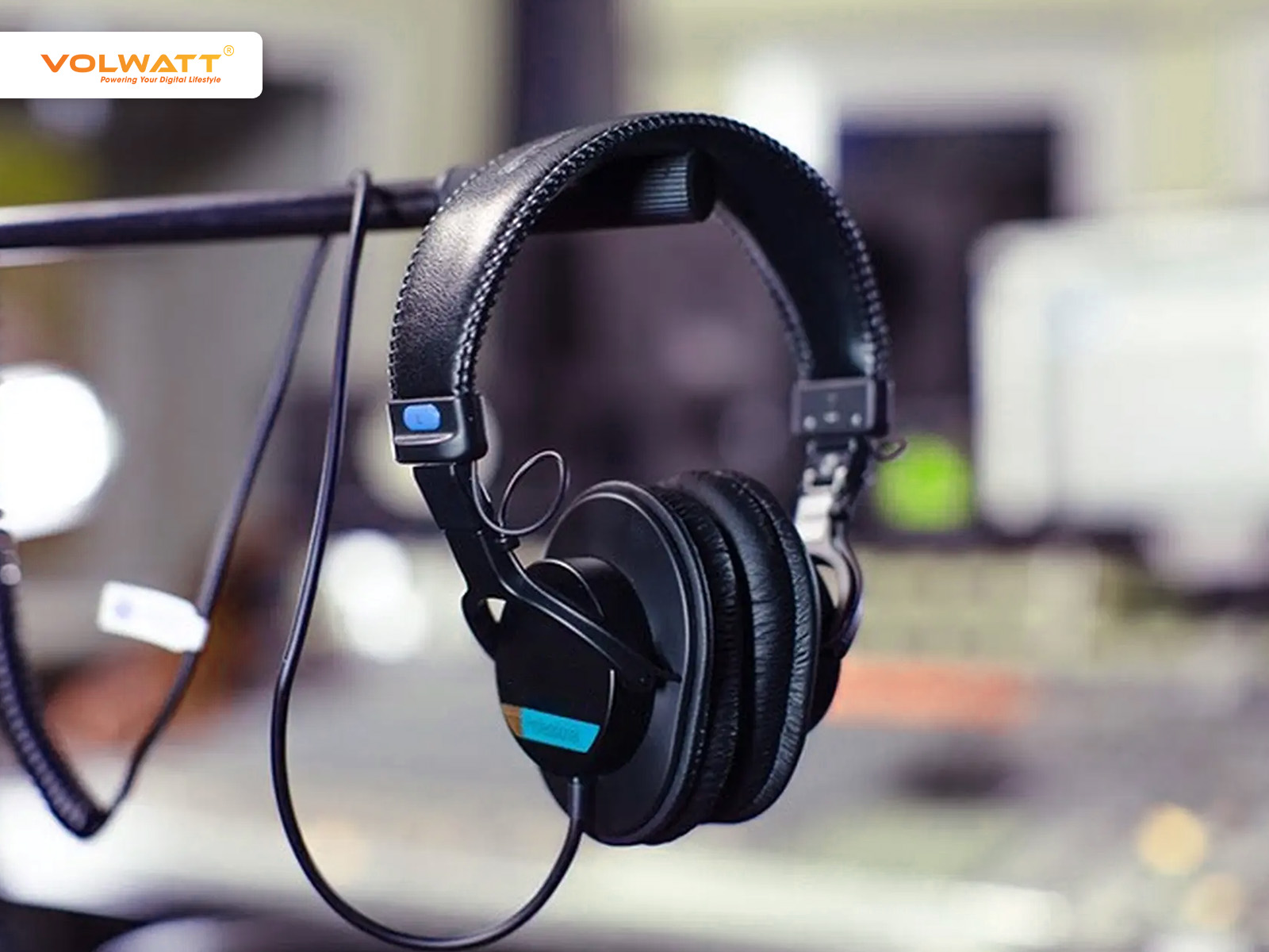 Tai nghe kiểm âm là thiết bị chuyên dùng trong phòng thu âm