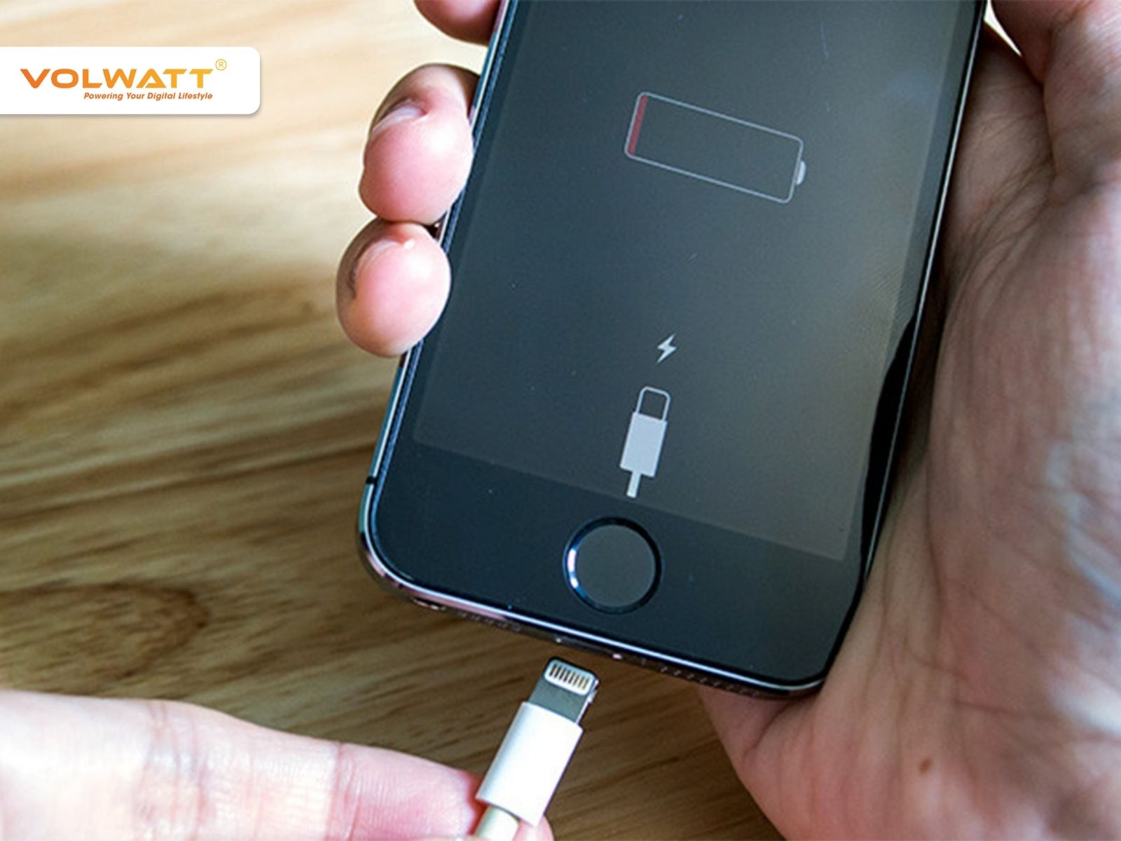 iPhone sạc không vào pin có thể do phụ kiện sạc, nguồn điện hoặc chính thiết bị