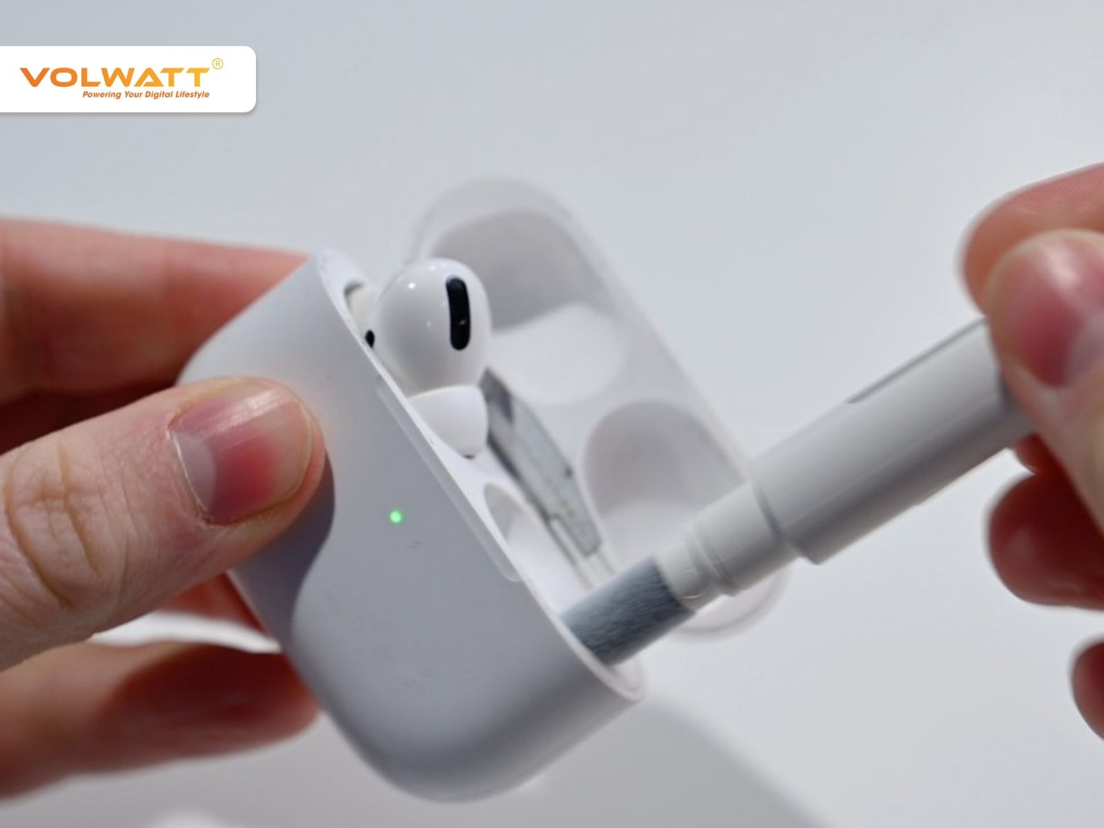 Vệ sinh tai nghe và hộp sạc giúp loại bỏ bụi bẩn, đảm bảo khả năng sạc ổn định
