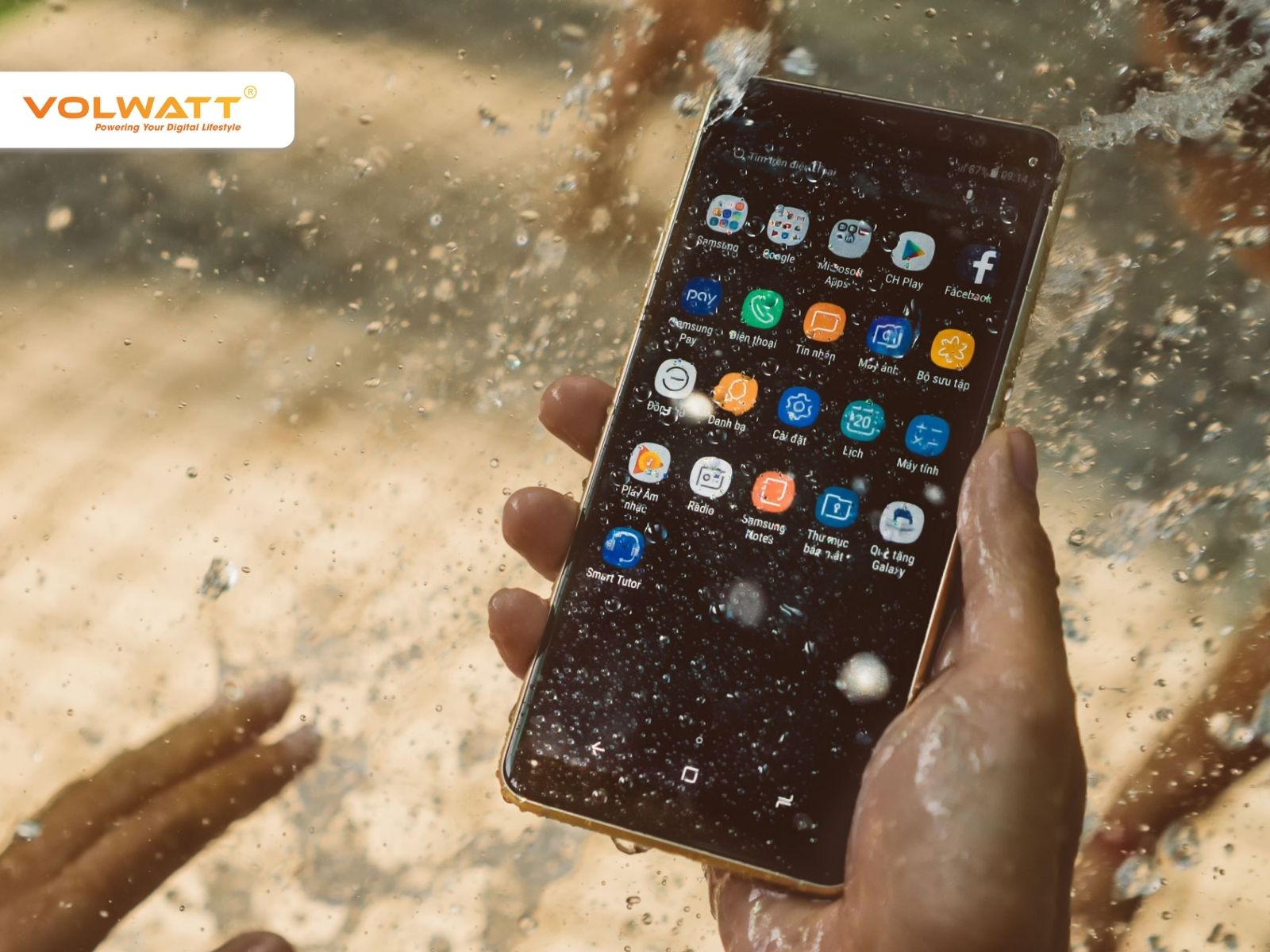 Điện thoại ngấm nước có thể làm hỏng linh kiện và mất sạc nhanh