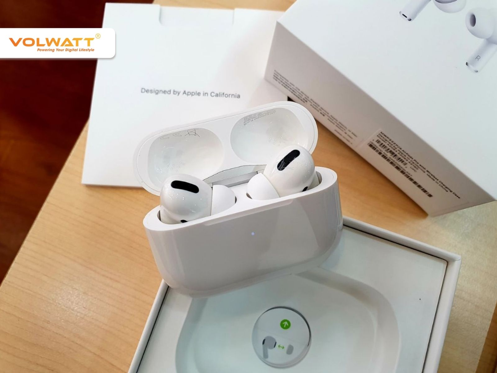 Đặt tai nghe đúng khớp trong hộp sạc để đảm bảo tiếp xúc tốt và sạc ổn định