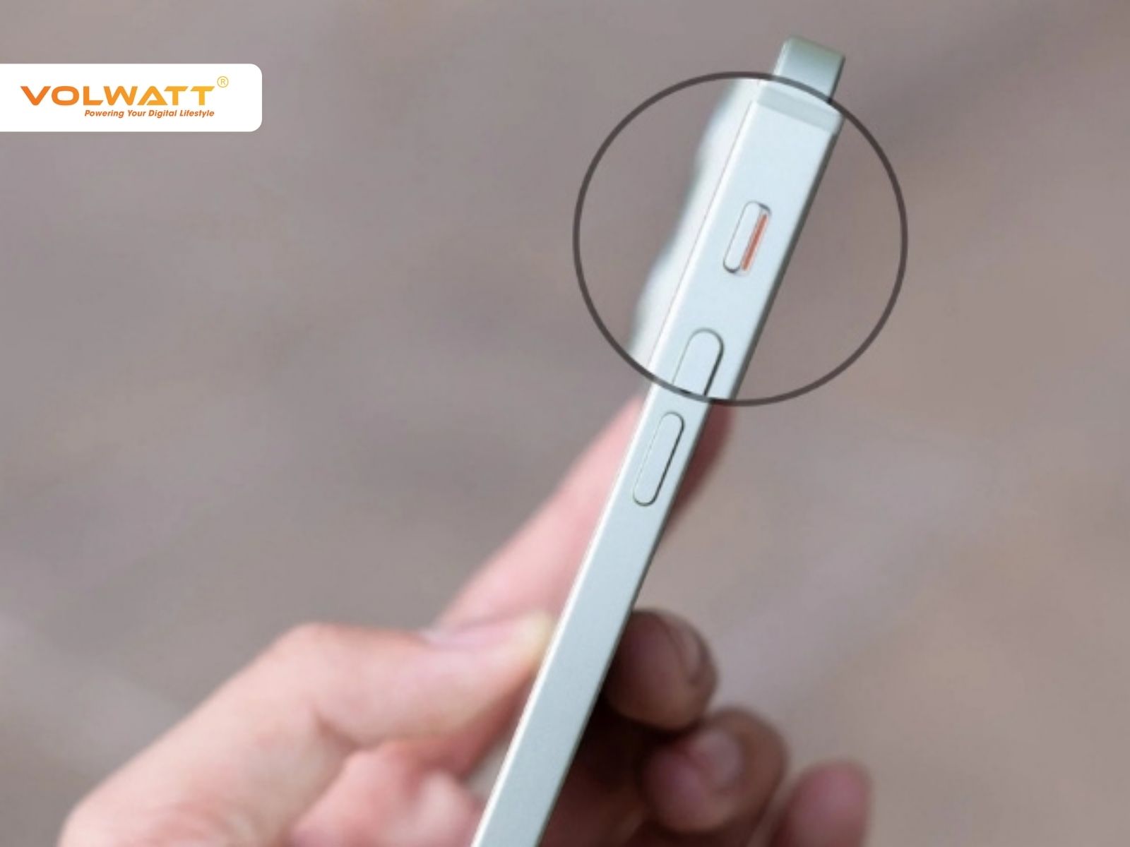 Gạt nút âm lượng xuống dưới về phía mặt lưng của điện thoại