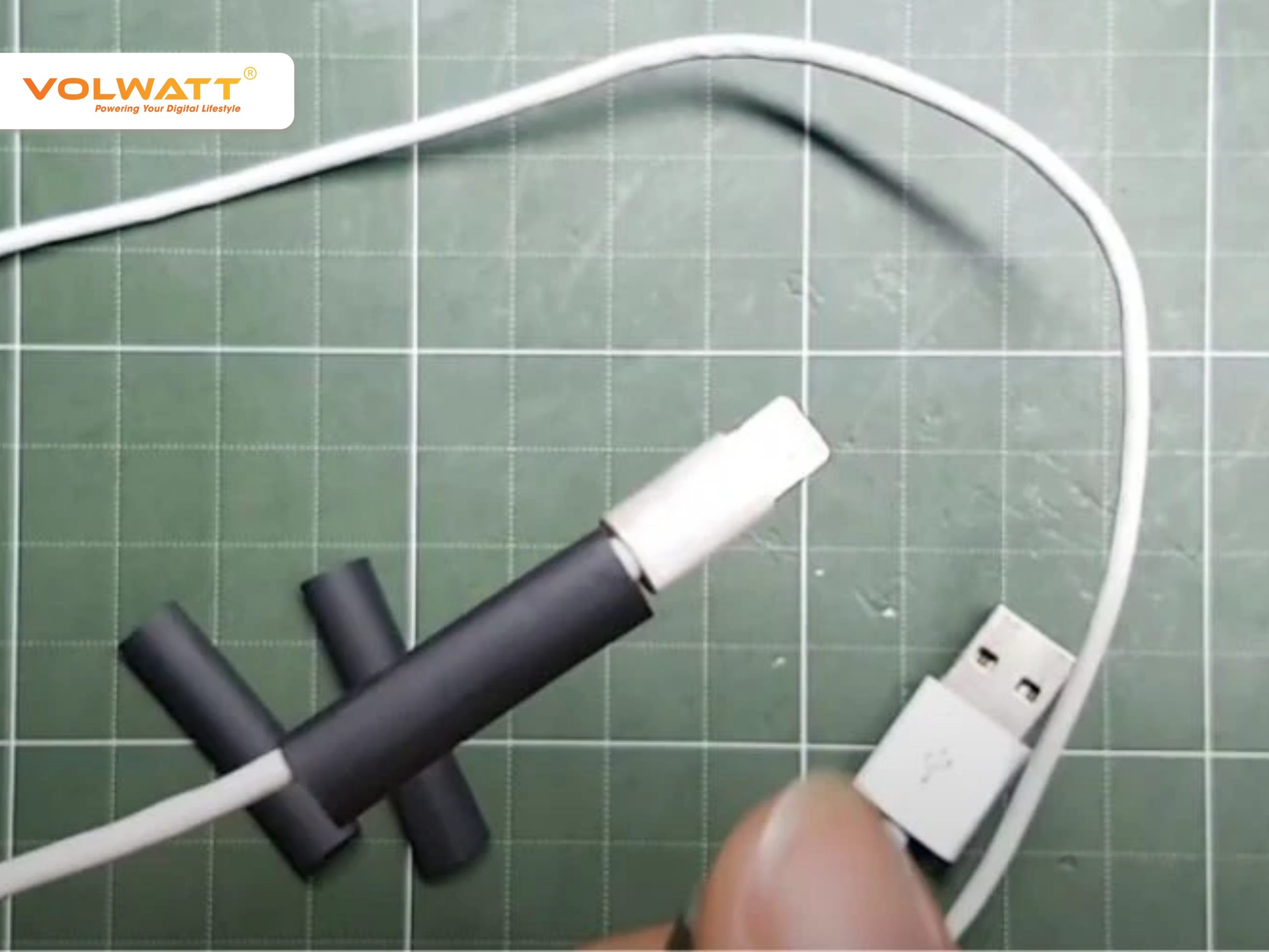 Luồn ống co nhiệt vào vị trí dây bị đứt, đảm bảo bao phủ toàn bộ phần hư hỏng